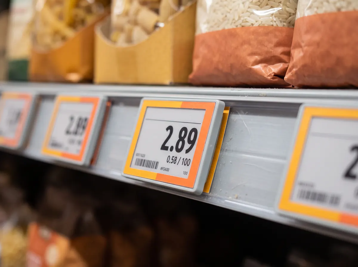 Market rafında satış fiyatı ve kilogram fiyatı yazılı raf etiketleri